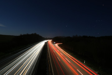 Fototapeta na wymiar autobahn bei nacht