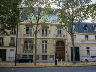 Fototapeta na wymiar Maison ancienne à Paris avenue de Villars