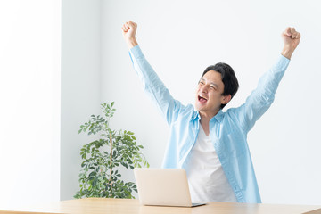 男性　ビジネス　パソコン