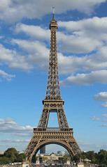 Fototapeta na wymiar big Eiffel Tower with blue sky and clouds from the Trocadero in