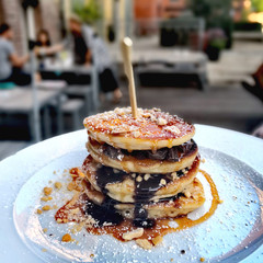 Pancakes mit Schokosauce, Karamellsauce und Erdnüssen