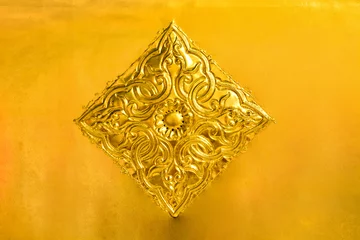 Photo sur Plexiglas Anti-reflet Temple flower and leaf pattern in Thai Lanna style carved on gold metal plate background decorate on golden pagoda in Buddhist temple