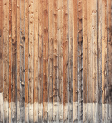 Wand mit verwitterten Holzlatten. Wall of weathered wooden slats.