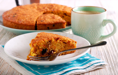 Carrot cake with raisin, slice