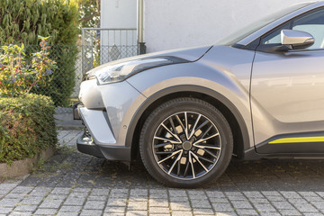  Auto von vorne mit reifen und felge