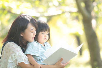 Obraz premium 読書する親子