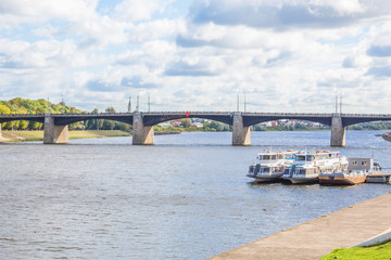 Obraz premium Embankment of the river Volga in Tver, Russia. Autumn Sunny day. Pleasure boats at the pier. The new Volga bridge.