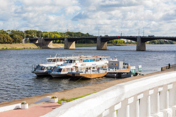Obraz premium Embankment of the river Volga in Tver, Russia. Autumn Sunny day. Pleasure boats at the pier. The new Volga bridge.