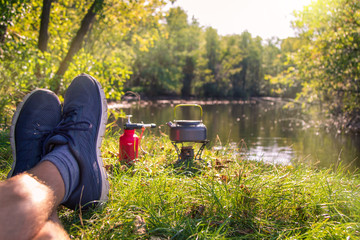 Picknick mit Campingkocher am See