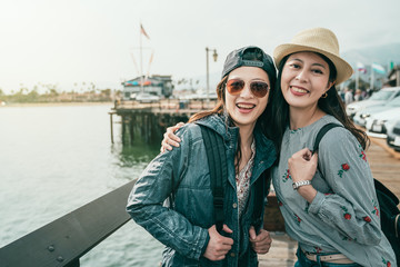Obraz premium friends laughing happily while visiting a wharf