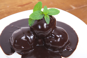 bir tabak profiterol