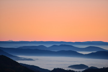 Fototapeta na wymiar Abendhimmel nach Sonnenuntergang mit Fernsicht über die Schwarzwaldhügel bis zu den Alpen