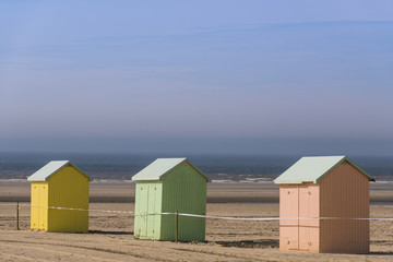 Fototapeta na wymiar Les cabines de plage sur la plage de Berck-sur-mer (Côte d'Opale)