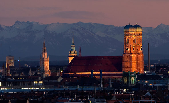 M&uuml;nchen bei F&ouml;n mit Blick in die bayerischen Alpen