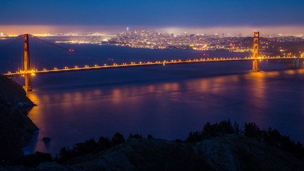 Obraz premium The Golden Gate Bridge at night with San Francisco in the distance