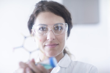 junge Wissenschaftlerin mit Laborbrillle