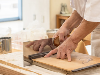 手打ちそばを切るところ