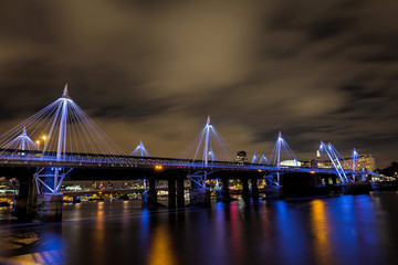 Fototapeta na wymiar Hungerford Bridge over the River Thames in London at Night