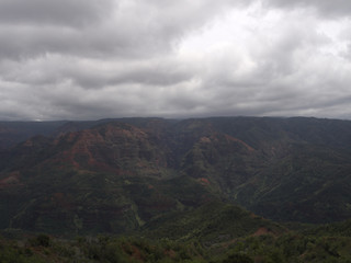 Waimea Canyon bei bewölktem Himmel auf Kauai, Hawaii