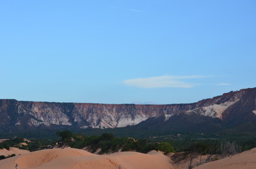 Fim de tarde entre dunas e rochas no cerrado brasileiro
