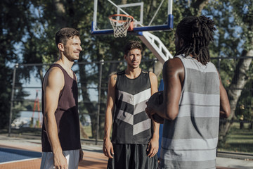 Obraz premium Friends Playing Basketball