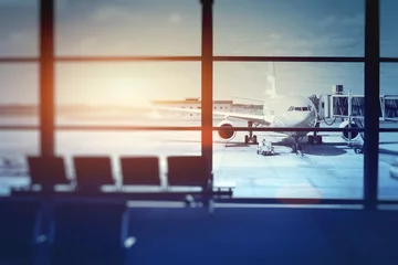 Fotobehang Luchthaven vliegtuig wacht op vertrek in de luchthaventerminal, vage horizontale achtergrond met plaats voor tekst