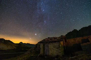 Fototapeta na wymiar isolated house with the sky full of stars in switzerland alps