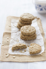 Biscotti ai cereali con tazza di latte