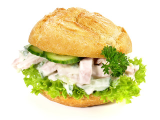 Fleischsalat im Brötchen