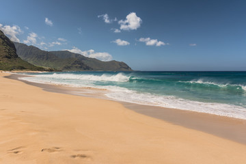 Fototapeta na wymiar Makua sand beach in West Oahu, Hawaii