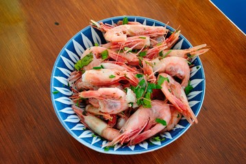 Fresh shrimps cooked with garlic, herbs and lemon