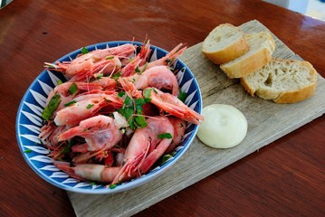 Fresh shrimps cooked with garlic, herbs and lemon, and served with aioli and bread