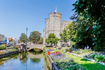 View on the Westgate towers from the wWetsgate gardens park in Canterbury on a sunny day, England, UK - obrazy, fototapety, plakaty