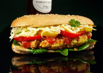 Vegetarisches Brötchen mit Tofu und Salat