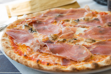 Pizza am Esstisch draussen