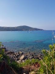 Yachts et voiliers dans une crique