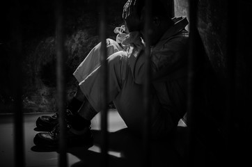 Male prisoners were severely strained in the dark prison