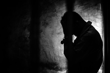 Male prisoners were severely strained in the dark prison