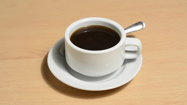 Taza de café en la mesa