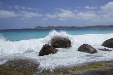 Splash : crash de vague sur un rocher en Australie