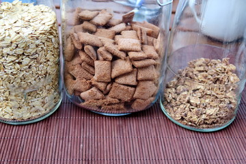 céréales du petit déjeuner dans des bocaux de verre