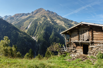 Fototapeta na wymiar alte Almhütte im Zillertal in Tirol