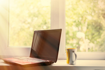 Fototapeta premium Kawa i laptop. Pojęcie freelancingu, przygotowania do pracy, przerwy. Stonowany.