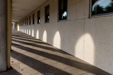 Sonne fällt in einen Gang