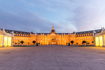 Schloss in Karlsruhe im Sonnenaufgang