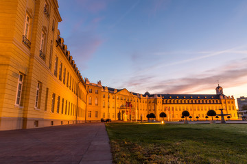 Schloss in Karlsruhe im Sonnenaufgang