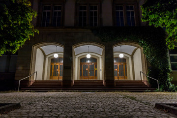 Beleuchteter Eingang zu einer Schule Karlsruhe
