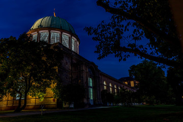 Staatliche Kunsthalle in Karlsruhe am frühen Morgen