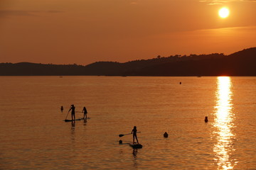 Stand up paddle au soleil couchant
