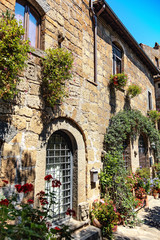 Façade d'une maison en pierre du village de Civita di Bagnoregio, Viterbe, Latium, Italie